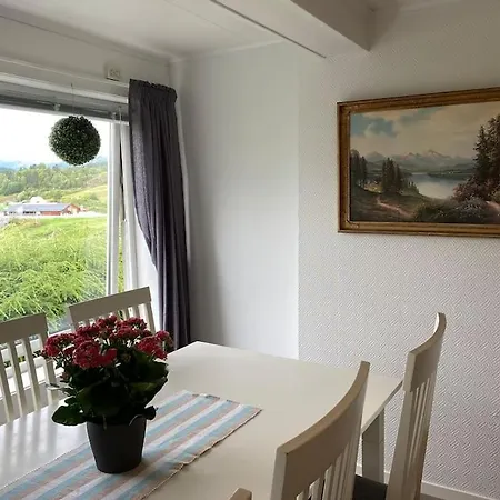 I Landlige Omrade Med Nydelig Utsikt Leirvik (Sogn og Fjordane)