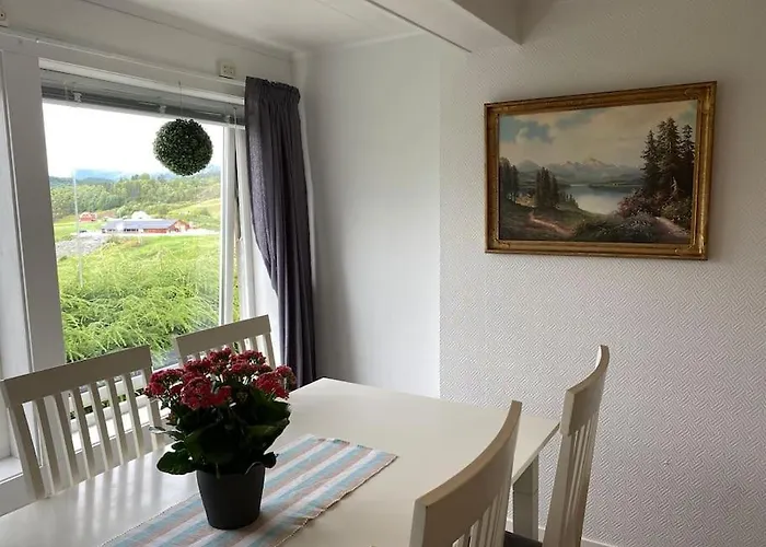 I Landlige Omrade Med Nydelig Utsikt Leirvik (Sogn og Fjordane)