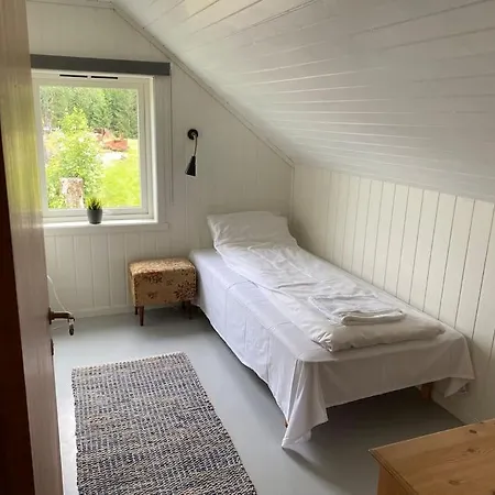 I Landlige Omrade Med Nydelig Utsikt Vakantiehuis Leirvik (Sogn og Fjordane)