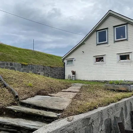 I Landlige Omrade Med Nydelig Utsikt Leirvik (Sogn og Fjordane)